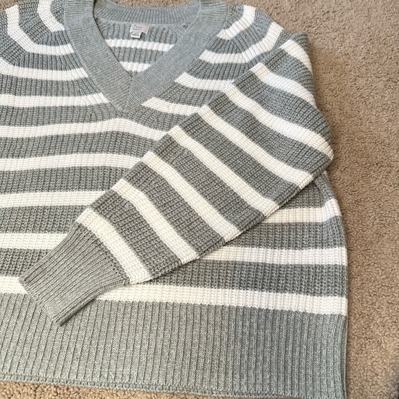 Ribbed V-neck Gray and White Striped Chunky Knit Sweater XXL NWOT - Picture 5 of 9